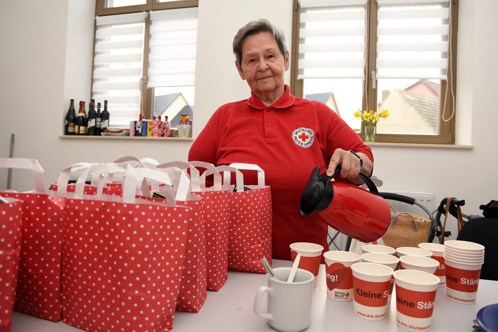 Gertrud Radeke gibt alles dafür, dass die Blutspender sich wohlfühlen. Die 87-Jährige ist dankbar, ein engagiertes Team hinter sich zu wissen.
