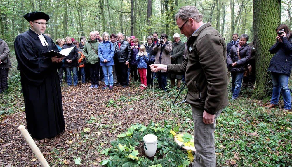 Pfarrer Sven Hanson segnet die erste Begräbnisstätte im Freyburger Friedwald.