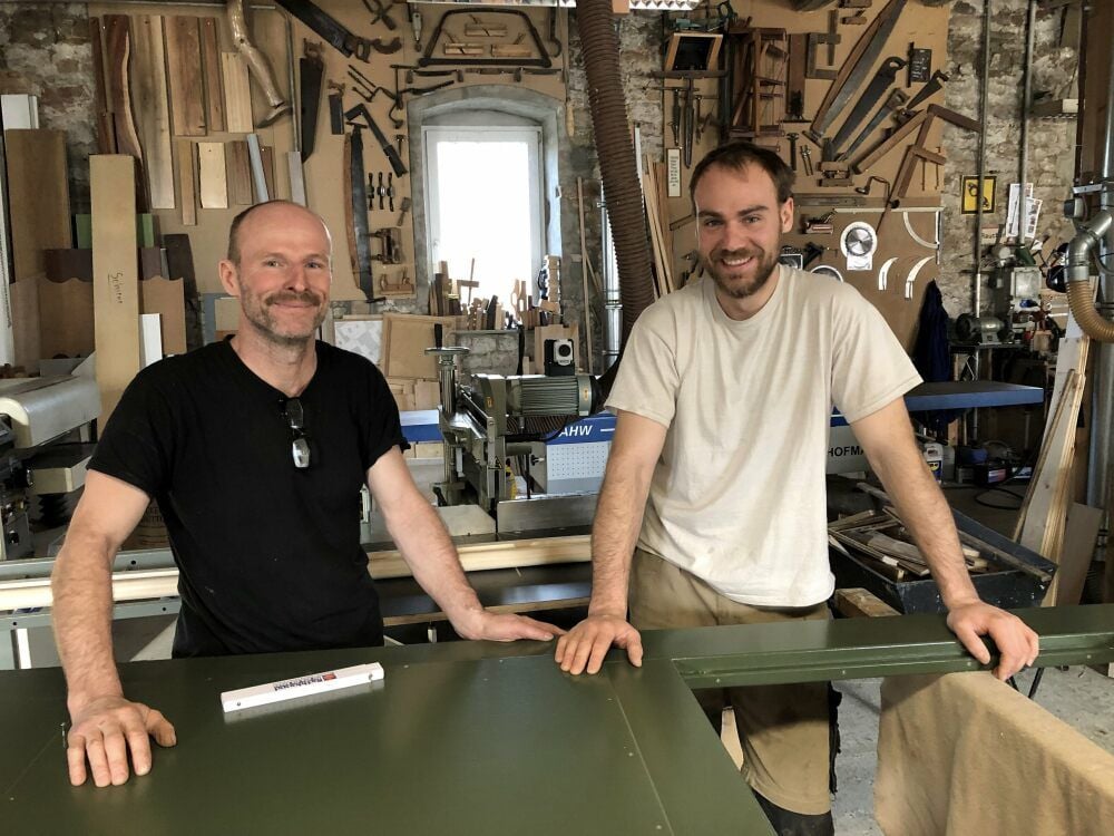 Thomas (l.) und Philipp Erbert sind mit ihrer Tischlerei ein Zwei-Mann-Familienbetrieb und als Handwerker ziemlich gefragt.
