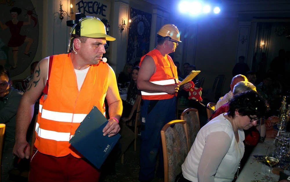 Was ist dran an Gerüchten ums Schützenhaus? Ronny Schneider und Mario Böhme vermessen schon mal den Saal.