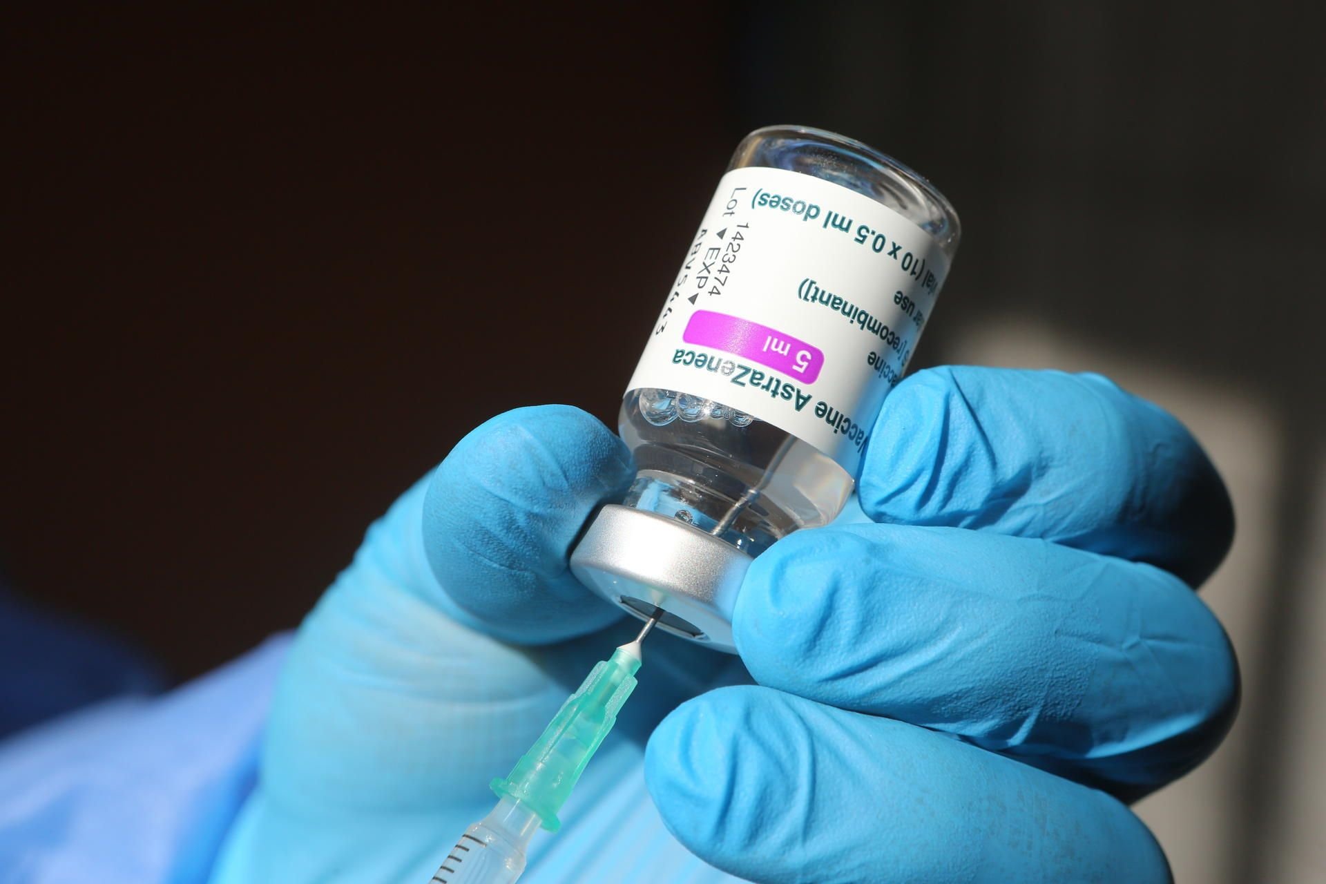 In einem Impfzentrum wird eine Spritze mit dem Corona-Impfstoff von Astrazeneca aufgezogen.