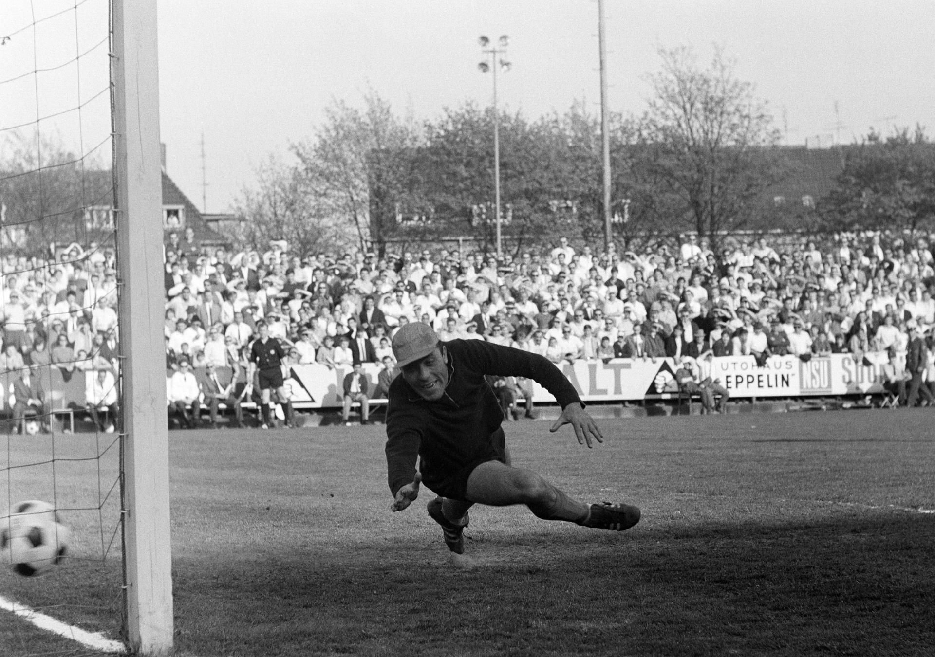 HSV-Torwart Özcan Arkoc 1968 in Aktion.