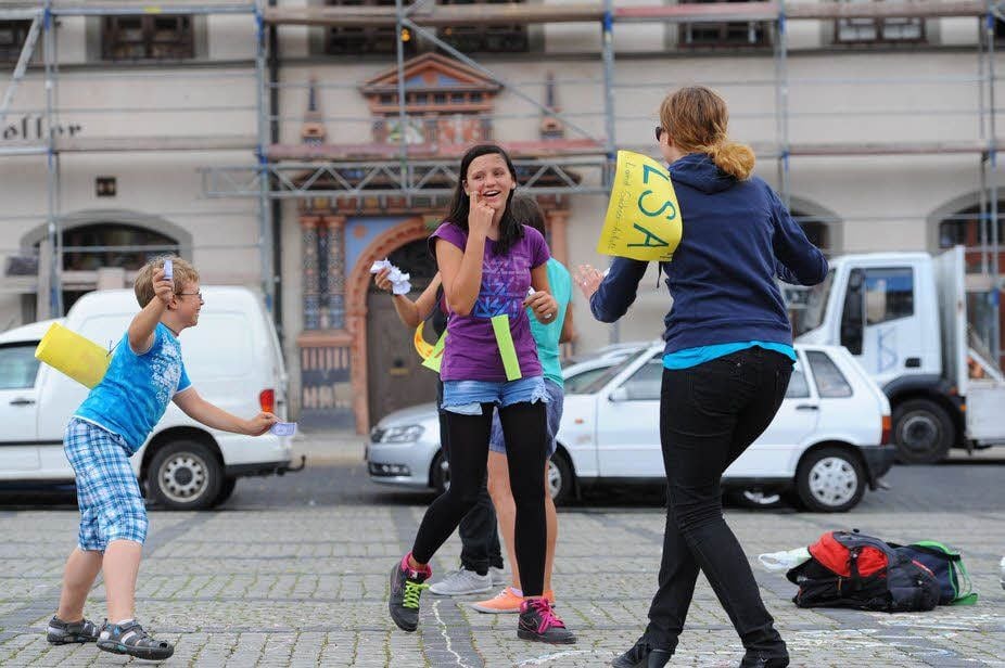 Die Teilnehmer des Theaterworkshops vom Jugendzentrum „Otto“ führen eine Szene auf dem Marktplatz auf.