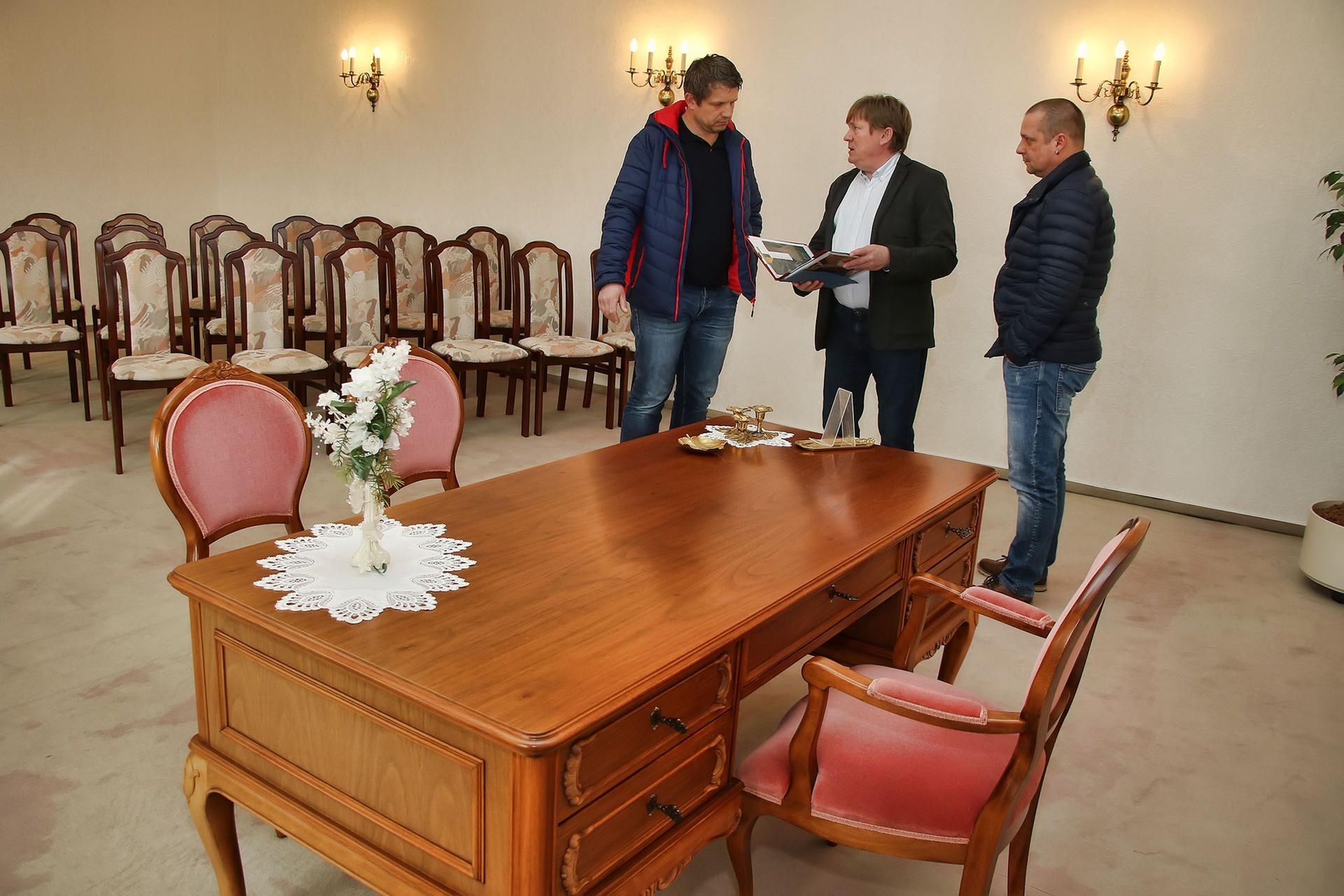 Bürgermeister Frank Ochsner, Verbandsgemeindebürgermeister Norbert Born und Standesbeamter Tobias Schirrmeister (v.l.) im Trauzimmer.