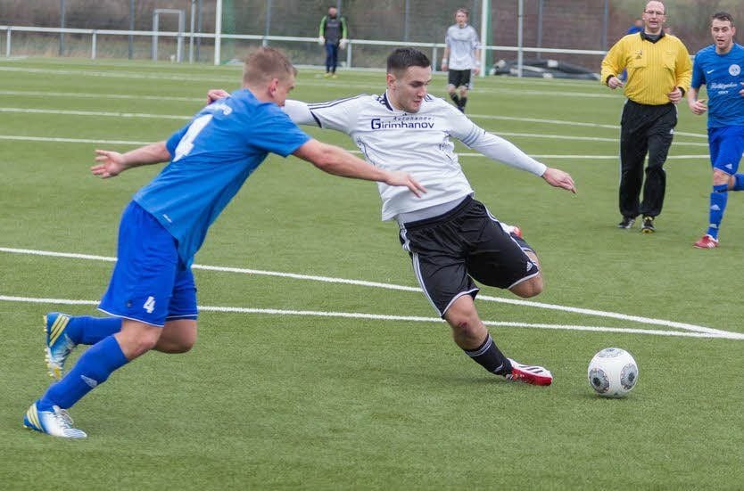Benjamin Hackbart (r.), hier im Zweikampf mit Hannes Katzbeck, erzielte bei der 2:5-Niederlage in Freyburg beide Tore der Herrengosserstedter.