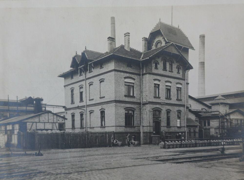 Wohn- und Geschäftshaus Rathenaus im Chemiepark - abgerissen Mitte der 90er.