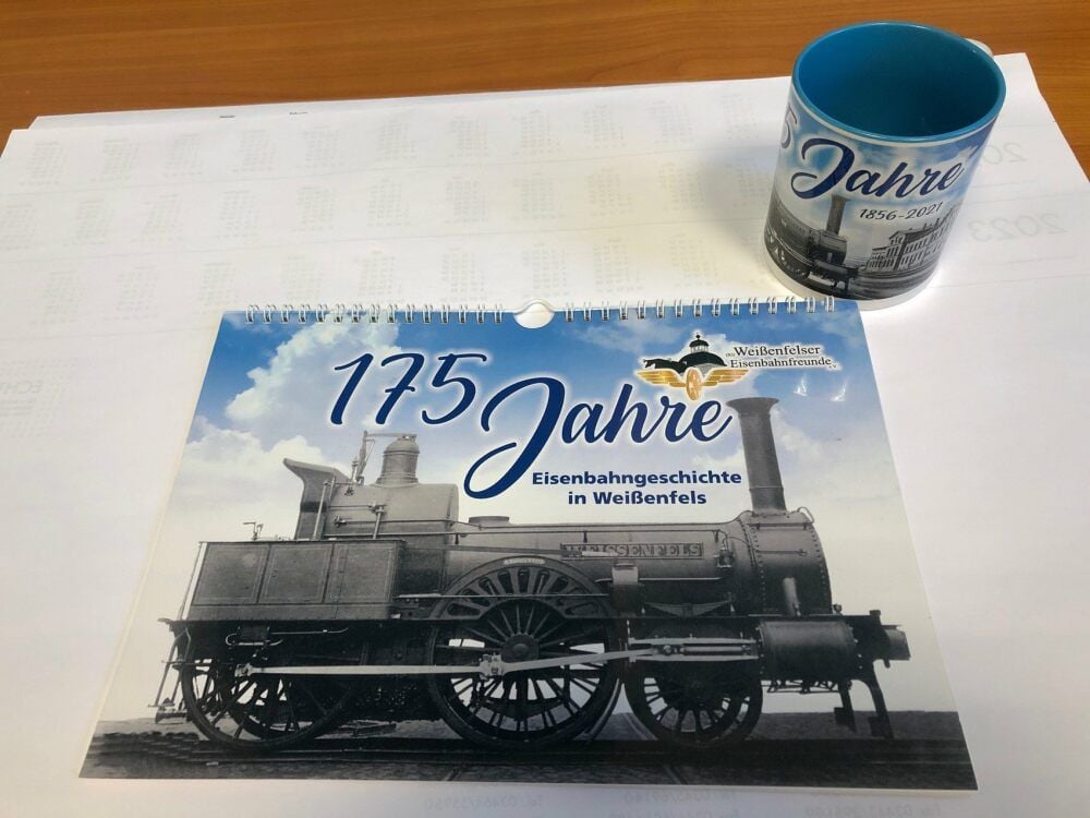 Kalender und Tasse erinnern an 175 Jahre Eisenbahngeschichte.