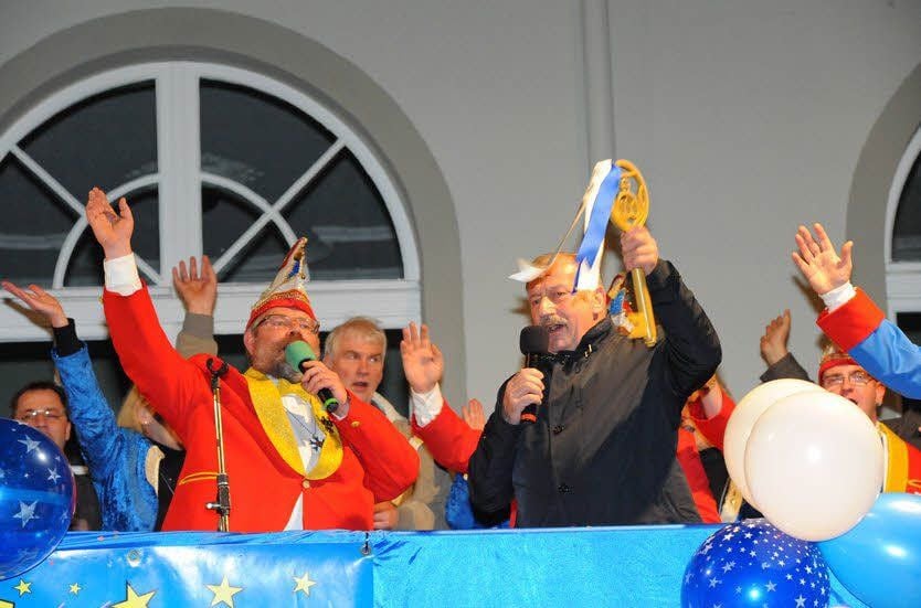 Schlüssel, den keiner braucht. Gerd Förster (r.) übergibt ihn an Rolf Kappler.