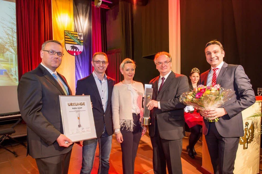 Anja und Guido Rößler (2.v.l.) nehmen von Mario Kerner (r.), Götz Ulrich (l.) und Reiner Haseloff den Unternehmerpreis des Burgenlandkreises entgegen.