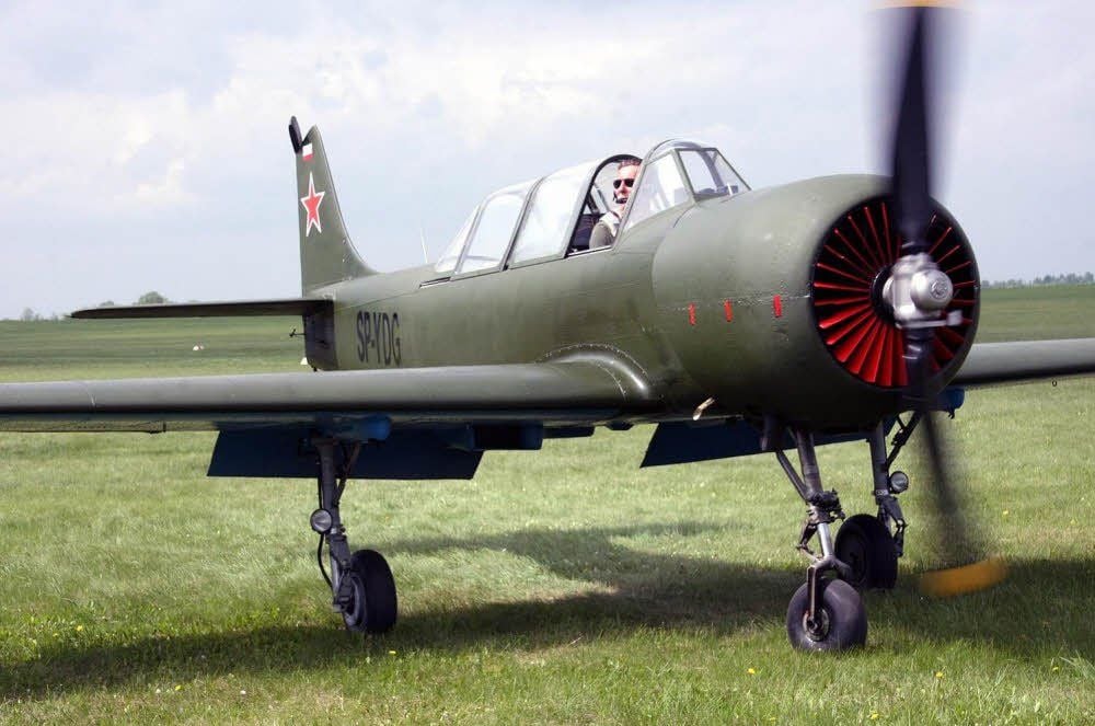 Wilfried Sturm mit der 1984 gebauten Yak 52, Russlands bestem Militärschulflugzeug, beim Start und mit kühnen Manövern in der Luft.