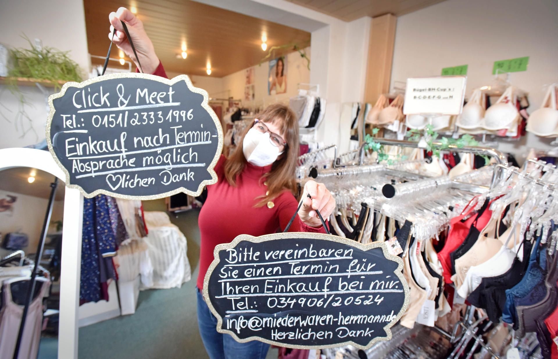 Heike Herrmann in Raguhn bereitet sich auf das neue Einkaufen vor. Ein erster Termin ist schon vereinbart.