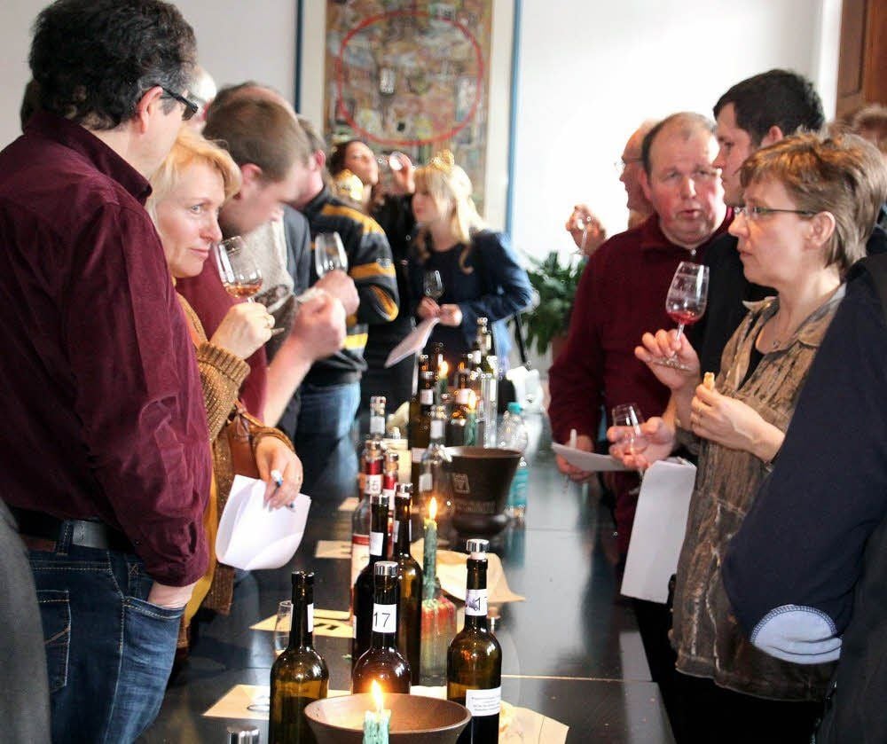 Andrang bei der Verkostung der neuen Weinen des Jahrgangs 2013: Die Mitglieder der Winzervereinigung prüfen, was die Kellermannschaft der Genossenschaft aus den Trauben der Mitglieder gemacht hat.