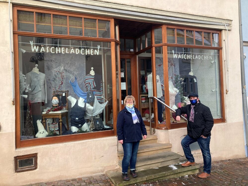 Uta Bauerfeld und Torsten Grothe vor dem „Wäschelädchen“