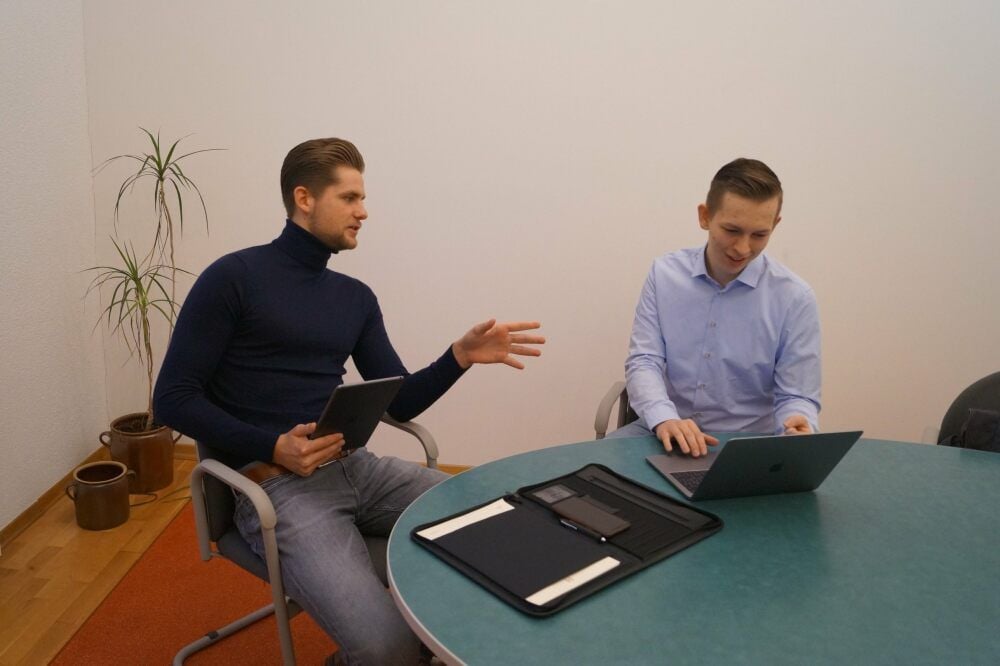 Alfred Hanus (links) und Richard Löbel erstellen Internetseiten für Handwerksbetriebe.