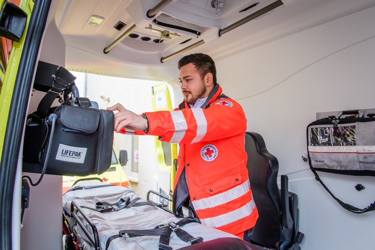 Rettungssanitäter Dominik Junker in dem neu angeschafften Rettungswagen des DRK Kreisverbandes Naumburg/Nebra. Vorerst kommt das Fahrzeug in Sachen Pandemiebekämpfung zum Einsatz.