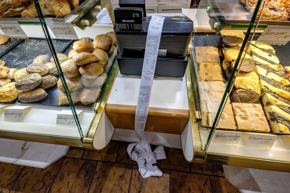 Unendlich lang schlängeln sich die Kassenbons vor allem dort, wo man nur einzelne Lebensmittel kauft. Das Bild entstand in der Bäckerei Dorn.