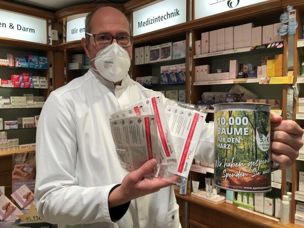 Apotheker Hagen Schmidt hat die Ausgabe von Masken gegen Coupons mit einer Spendenaktion verbunden.
