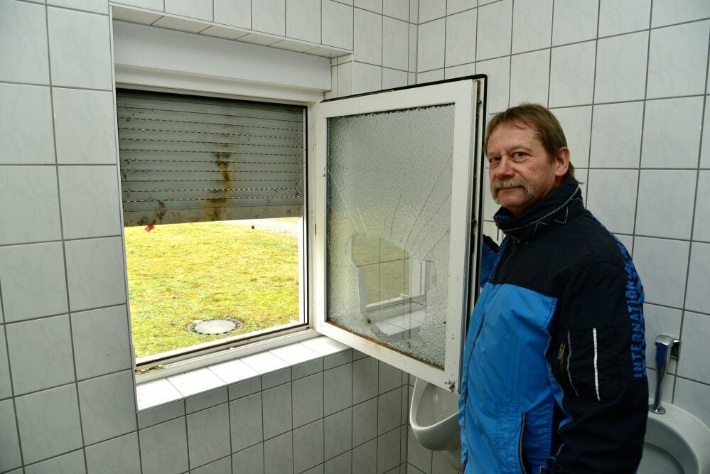 Biendorfs Ortsbürgermeister Uwe Cisewski ist sauer. Unbekannte haben eine Fensterscheibe des Toilettenhäuschens auf dem Festplatz mit Böllern zerstört. Die Brandspuren sind deutlich zu sehen.