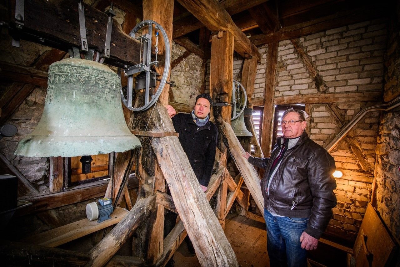 Ganz nah an den Bronzen: Fritz Märtsch (r.), im Beisein von Karsten Schlegel, hat rund zehn Jahren die Glocken per Hand geläutet.