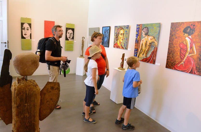 Zur vierten Kunstmesse bieten Künstler aus der Region ihre Arbeiten feil - Malereien bis Bildhauereien.