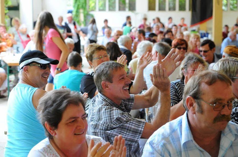 Für den gelungenen Auftritt der Travestie-Künstler in der Löbitzer Festhalle gab’s von den Zuschauern großen Beifall.