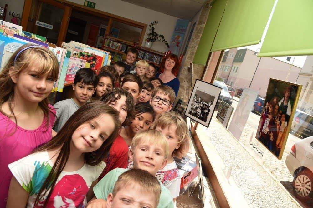 Haben sich mit Kunst beschäftigt und eine kleine Ausstellung in der Kinderbibliothek gestaltet: Salztorschüler und Lehrerin Garnet Meiß.