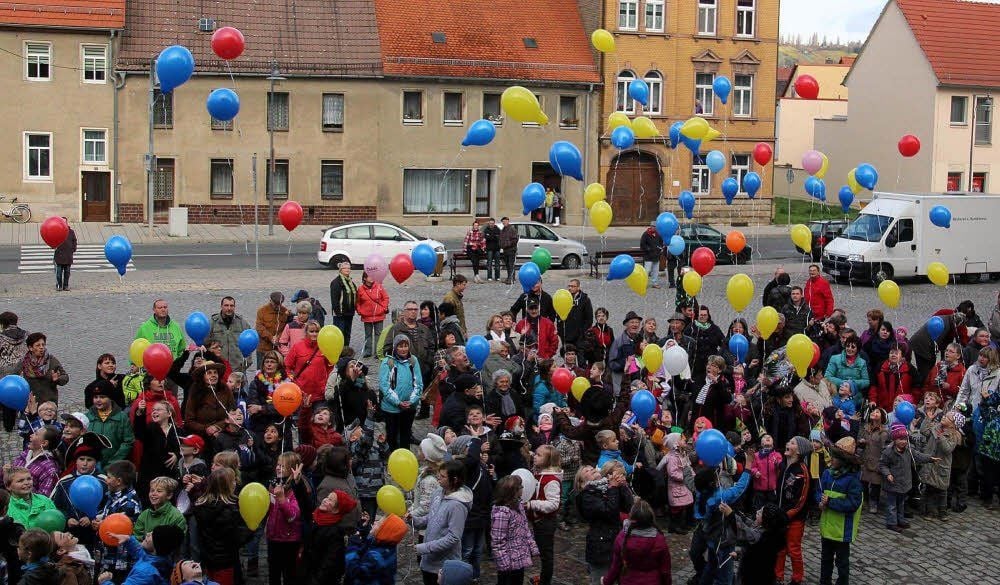 211 Luftballons lassen Kinder von Grundschule und Kindergarten in Laucha nach oben steigen.