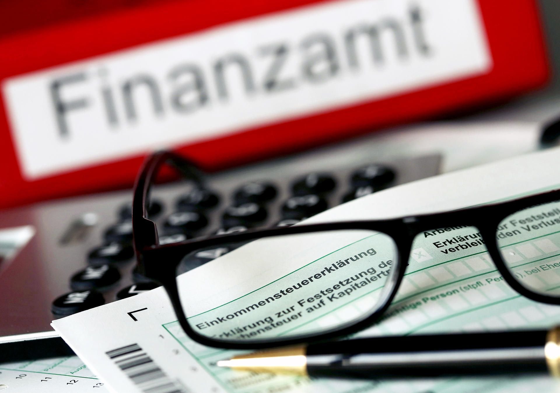 Für viele lohnt es sich: Wer seine Steuererklärung abgibt, bekommt vom Finanzamt oft sogar Geld wieder.