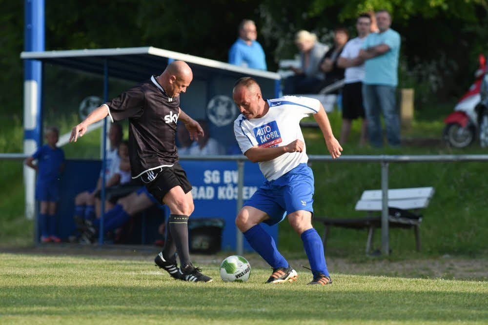 Der Herrengosserstedter Siegtorschütze Mario Krause (l.) im Zweikampf mit dem Bad Kösener Dirk Schröder.