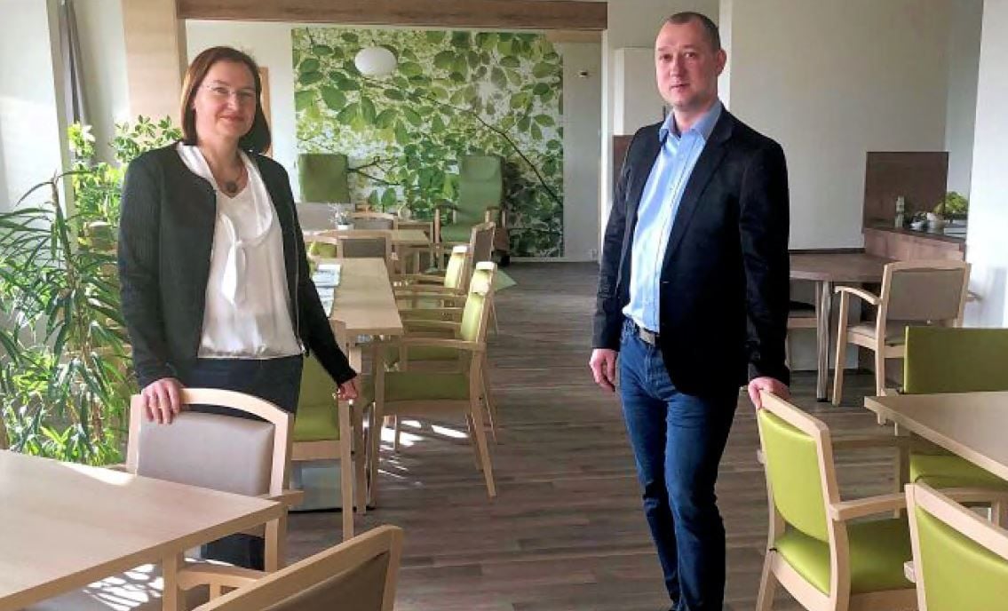 Silke Wichmann, Chefin der Pflegedienst Querfurt GmbH, und Thomas Müller, Geschäftsführer der Wohnungsbaugesellschaft Querfurt, im Aufenthaltsraum der neuen Tagespflege im Buchenweg.