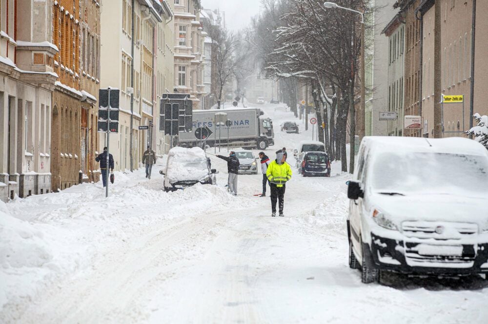 Die August-Bebel-Straße im weißen Kleid. Ein Lkw kam allerdings ins Rutschen und landete vor einer Hausecke. Verletzt wurde niemand.