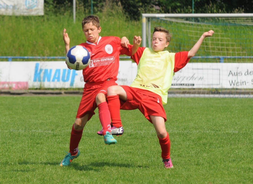 Verbissen kämpften im Finale des Knabenturniers die Erfurter (mit gelben Leibchen) und der HFC.