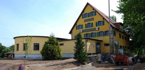 Hotelzimmer, Biergarten. Restaurant, Parkplatz: Am "Halleschen Anger" ist im Moment viel zu tun. (FOTO: TORSTEN BIEL)
