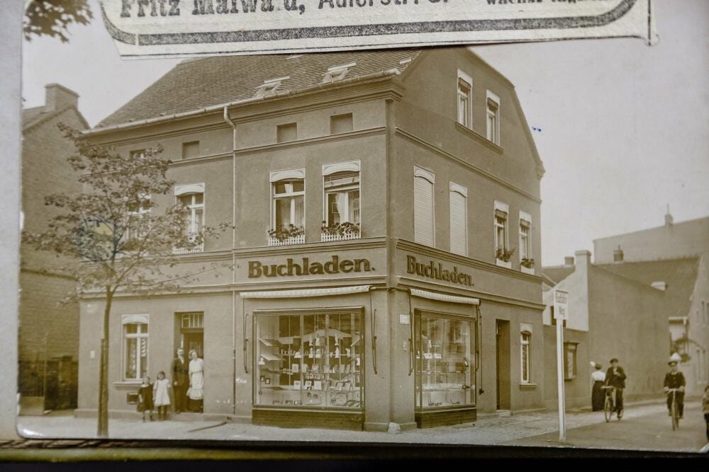 Fritz und Anna Maiwald mit den Töchtern Margarete und Erika vor ihrer Buchhandlung. Die Aufnahme stammt aus dem Jahr 1913.