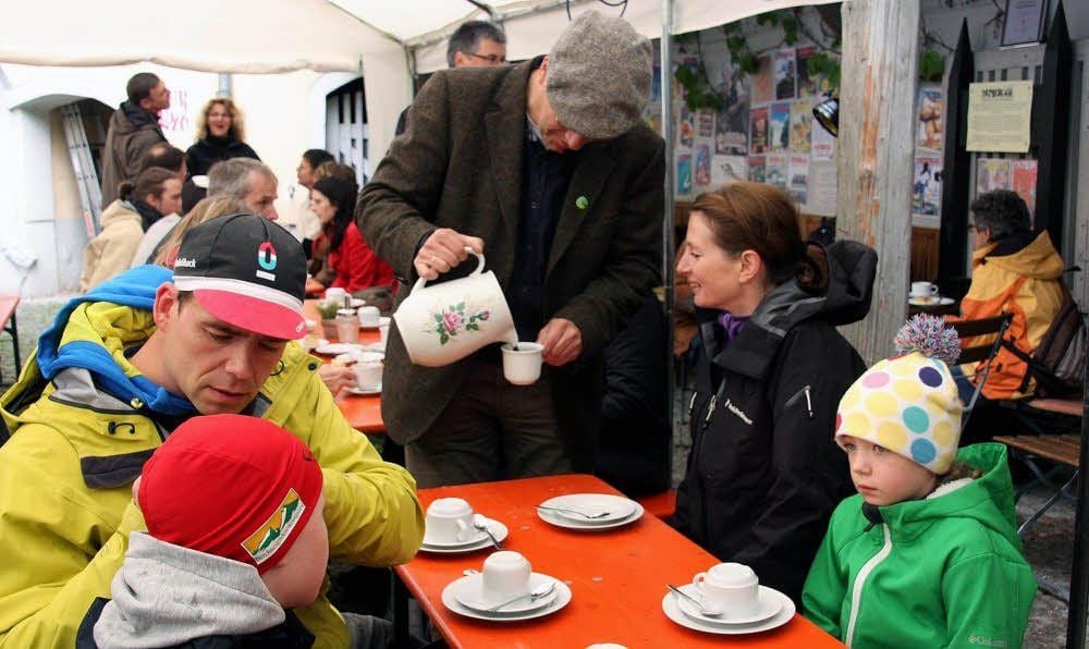 Am Nachmittag wurde an die große Kaffeetafel eingeladen.