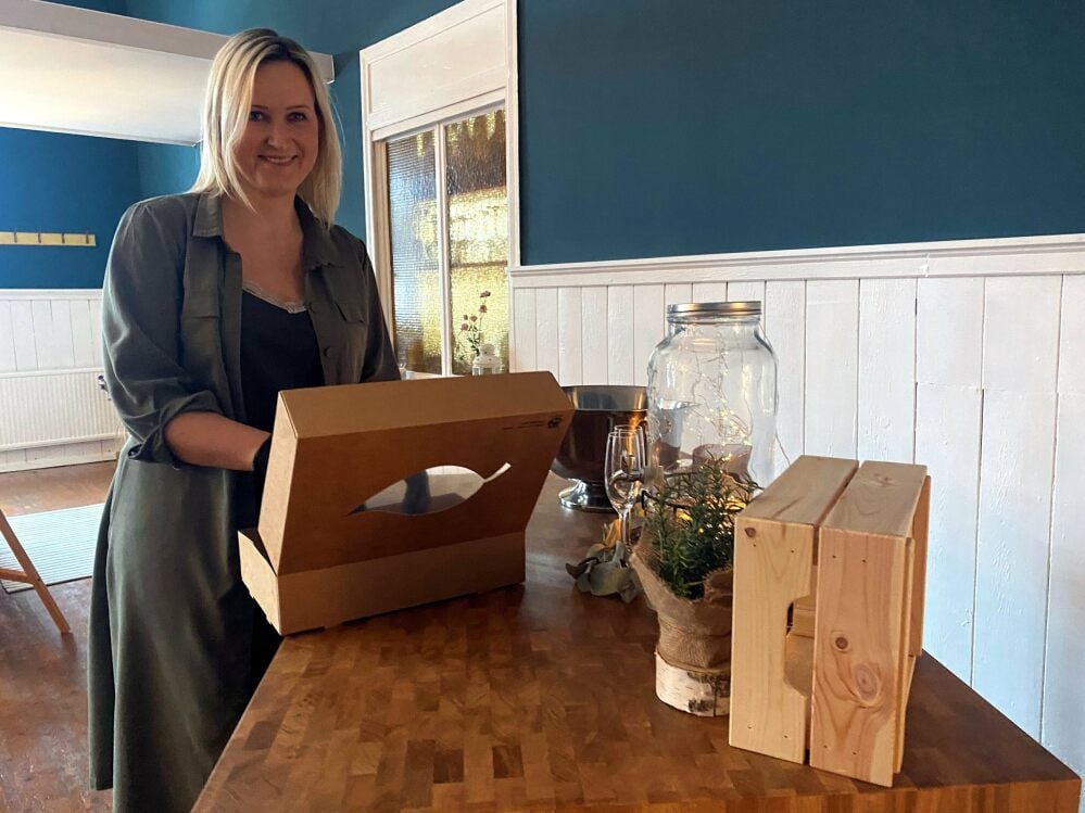 Madlen-Schaller-Bock mit einer der Brunchboxen am Ausgabetisch im Saal der Gaststätte. Gefüllt werden sie wo immer es geht mit Produkten von regionalen Anbietern.