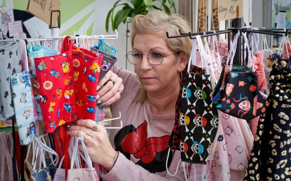 Mit dem Verkauf selbstgenähter Stoffmasken konnte Peggy Gärtner sich im letzten Jahr über Wasser halten.