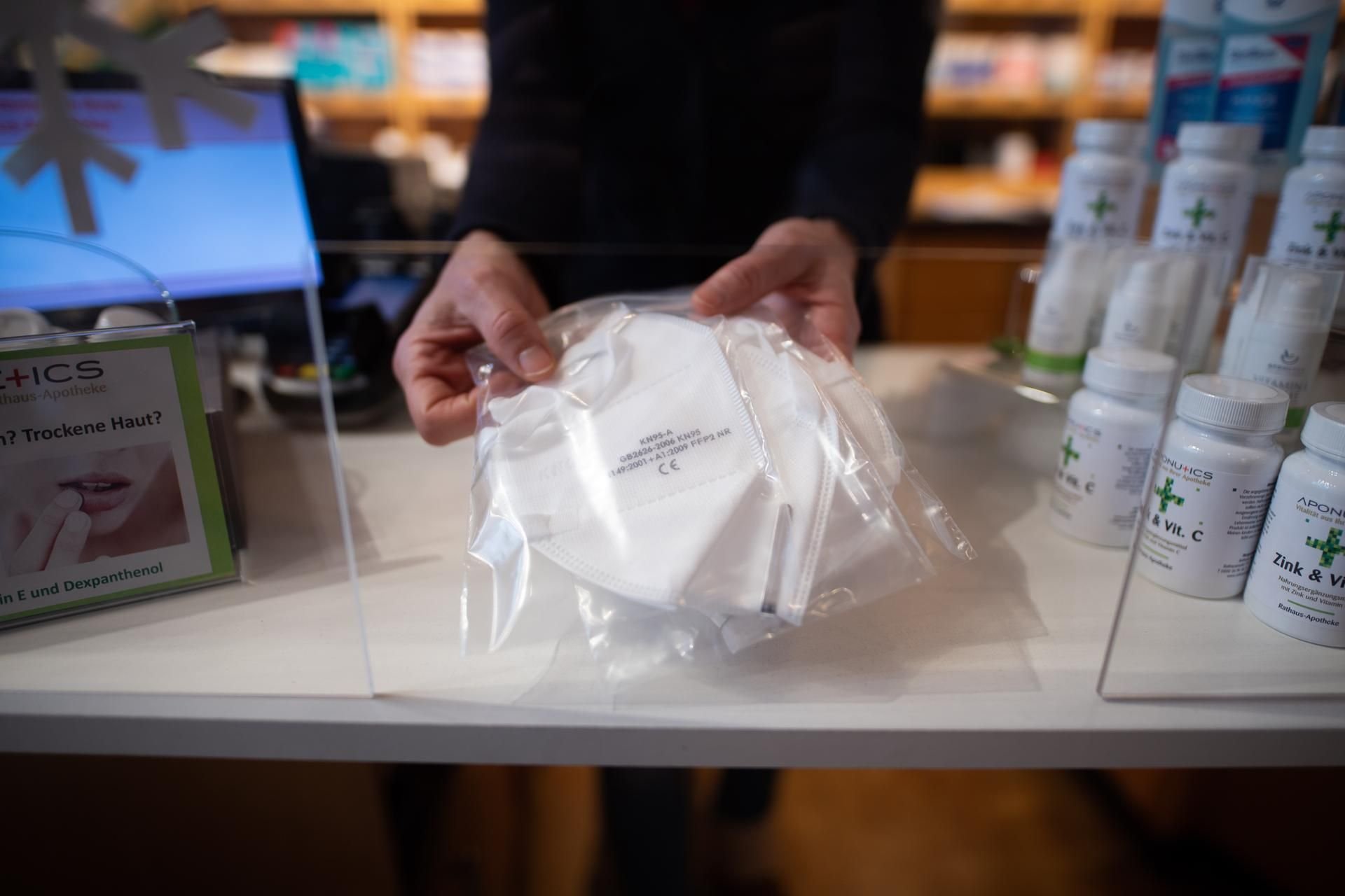 Apotheken teilen seit Wochen Masken aus – für sie ein sensationelles Geschäft auf Kosten der Allgemeinheit.