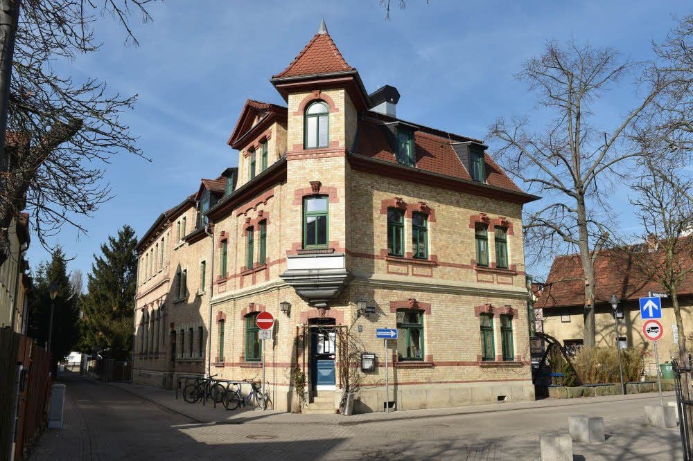 Markantes Haus: Das Kino im Schillerhof mit Café in der Helmboldstraße in Jena