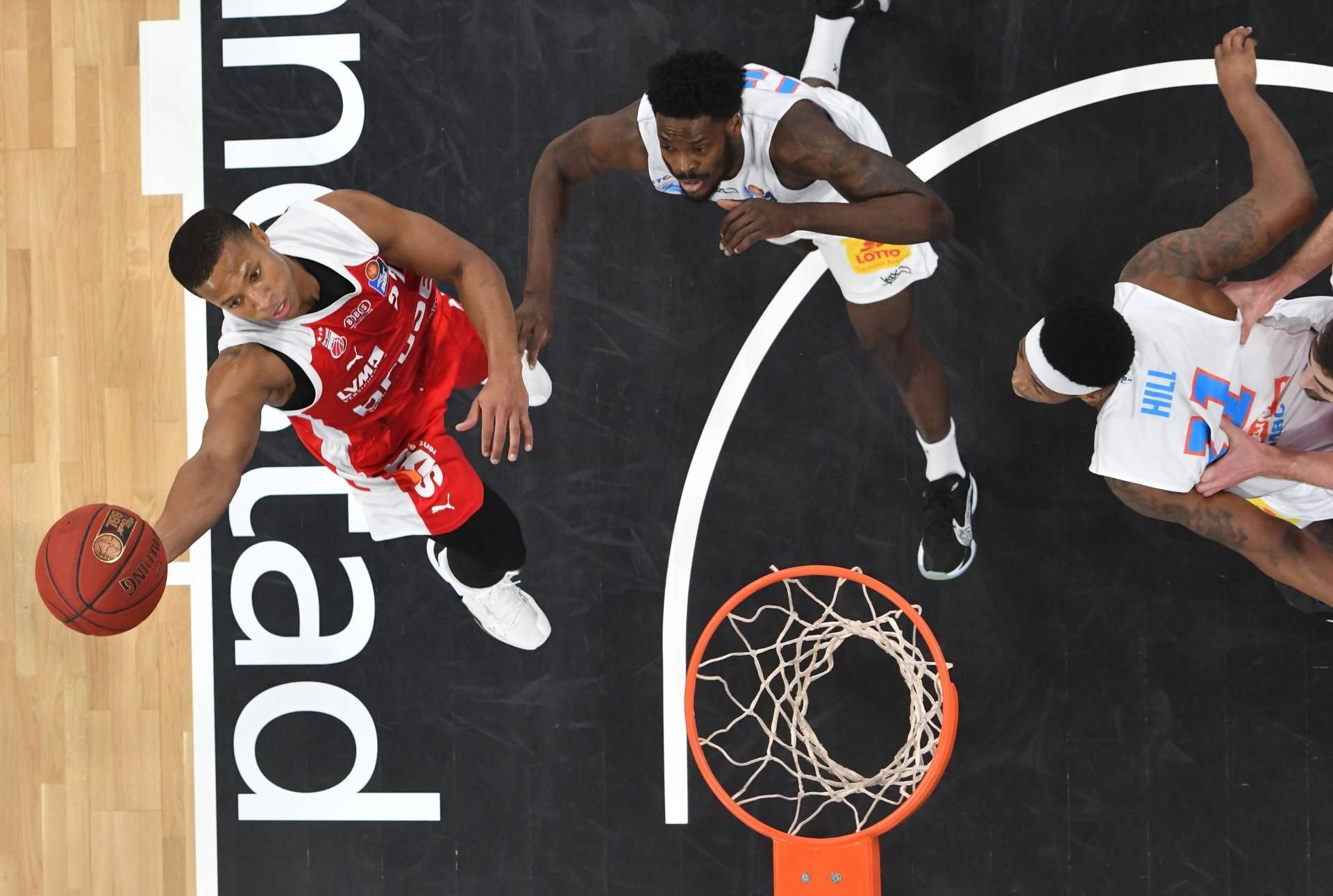 Devon Hall (22, links) von Brose Bamberg mit einem Korbleger gegen Shavon Coleman (15, mitte) und Kyndahl Hill (11, rechts) vom MBC.