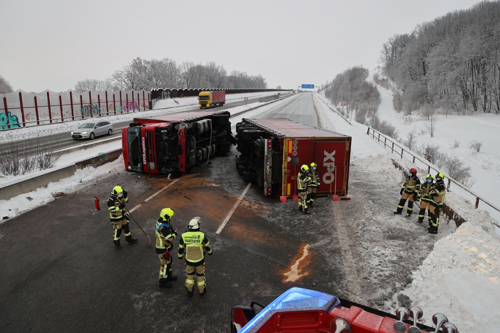 Einsatzkräfte arbeiten auf der Autobahn 4 bei Gera nach einem Unfall mit einem LKW.