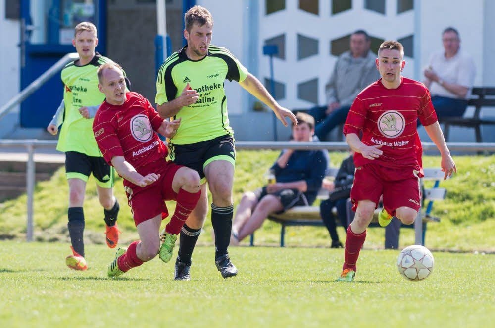 Der für die Blau-Weiß-Reserve spielende Christian Ratzka (2.v.r.) wird von David Schiele bedrängt. Rechts verfolgt Michael Neuhauss - einer der Torschützen für Spitzenreiter Lossa/Rastenberg - die Situation.