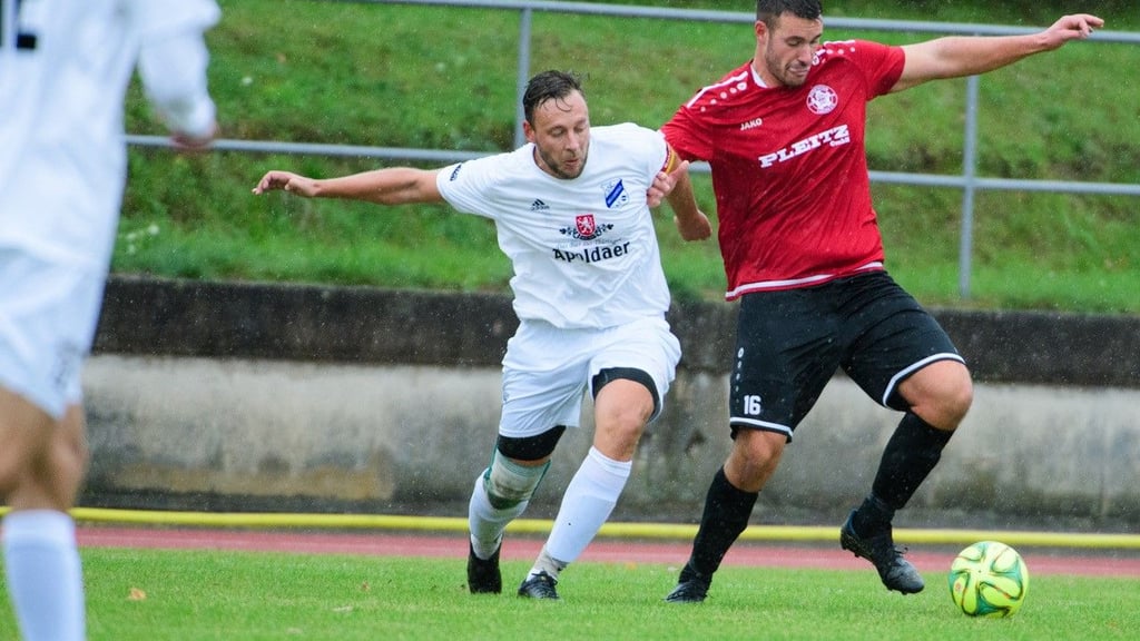 Der BSC&nbsp; 99 Laucha - hier Christopher Schumann (r.) Ende September vergangenen Jahres im Spiel gegen den SSC Weißenfels II - hatte in der Landesklasse-Saison 2020/21 bisher lediglich drei Partien ausgetragen.