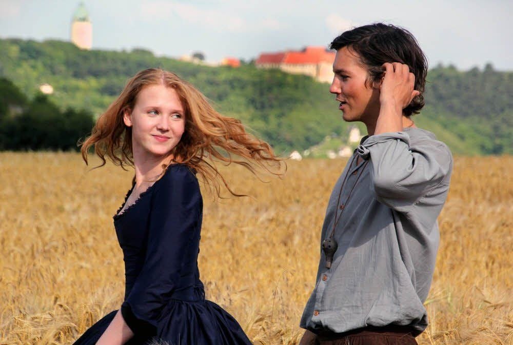 Freudige Begegnung der Hauptdarsteller Tim Oliver Schultz (Michel) und Isolda Dychauk (Prinzessin Elisabeth).