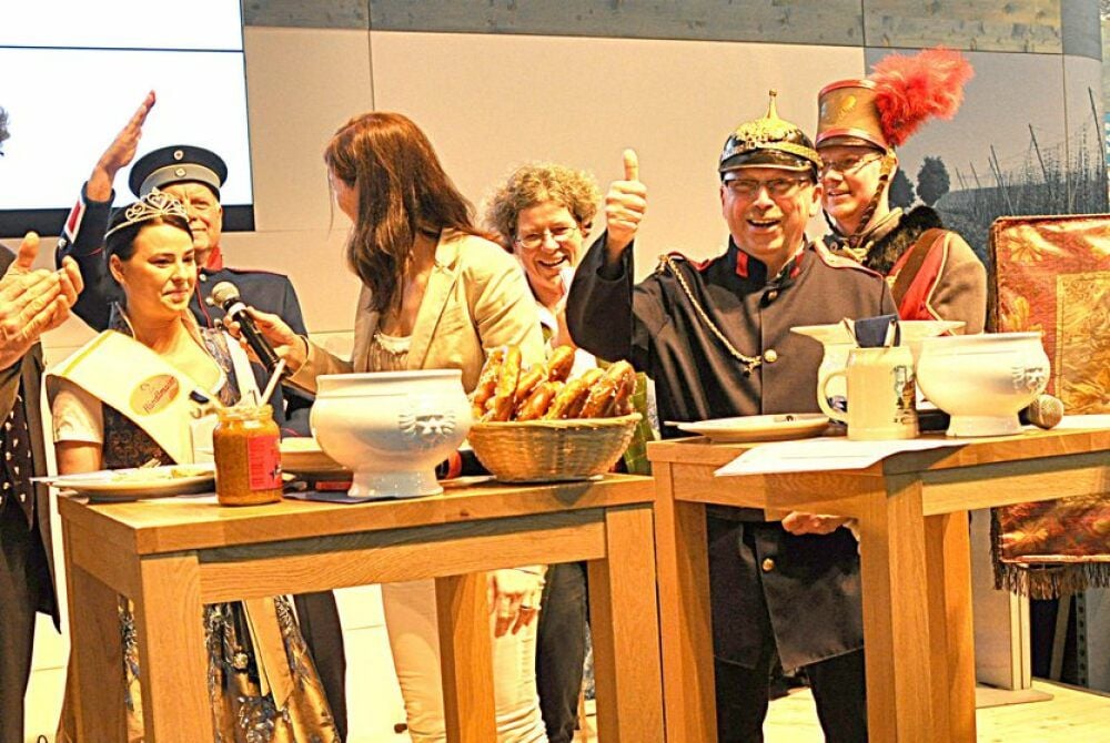 Nadja Wittmann (l.) verkündet das Unentschieden beim Wurstduell.