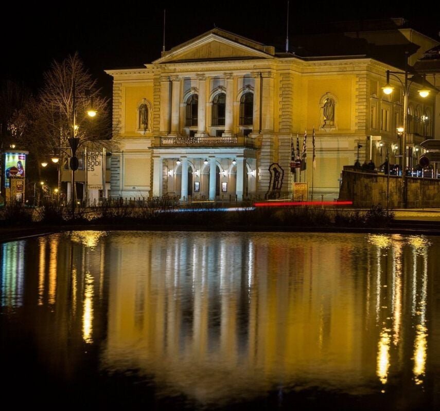 Im Opernhaus ist es derzeit coronabedingt ruhig, aber über den Wirtschaftsplan der Bühnen Halle ist Streit im Stadtrat entbrannt.