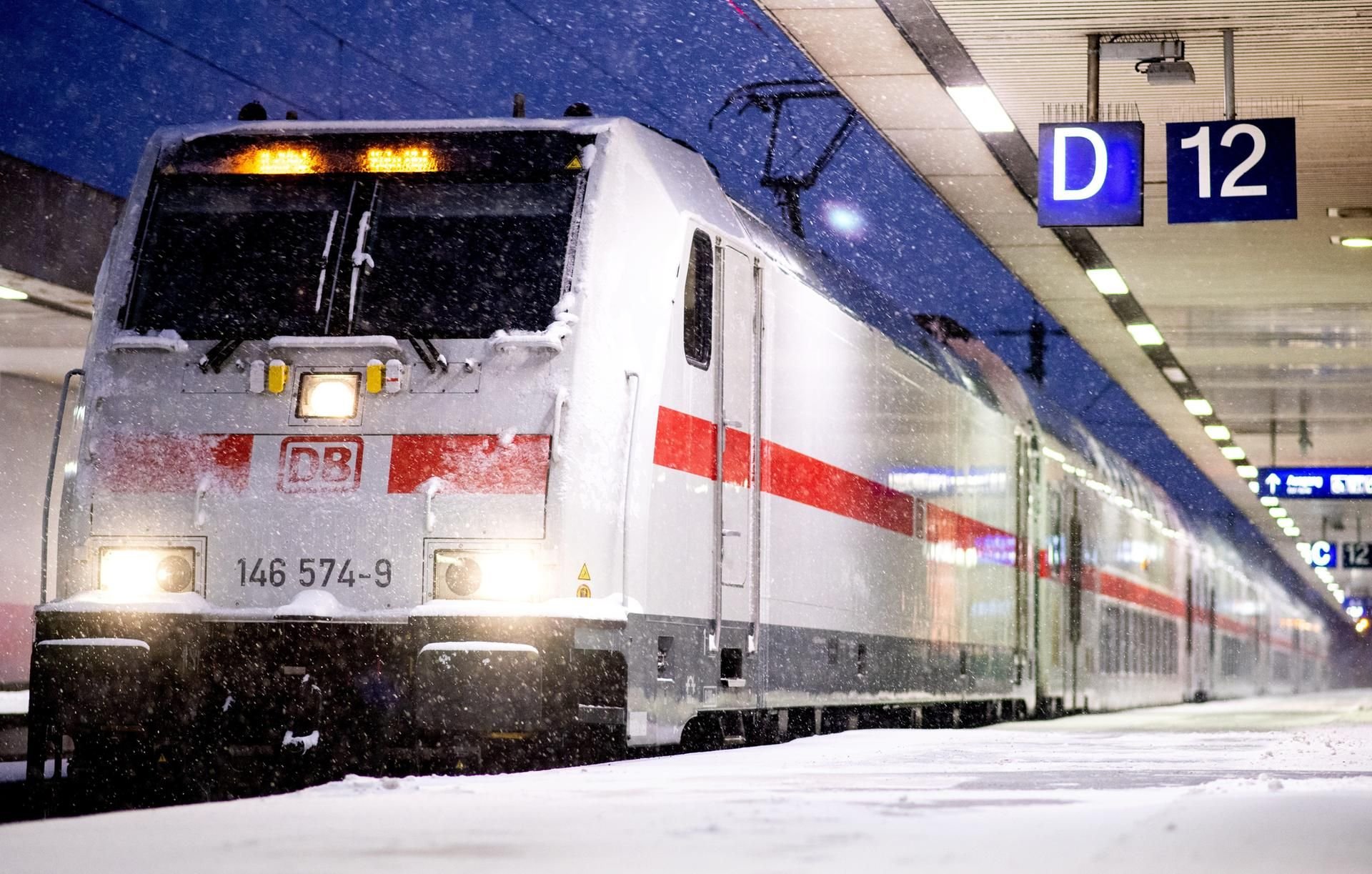 Ein Zug der Deutschen Bahn steht in einem Bahnhof. (Symbolbild)