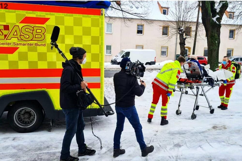 Unterwegs mit den Lebensrettern: Da, wo es für die Betroffenen okay war, durfte das Kamerateam filmen.