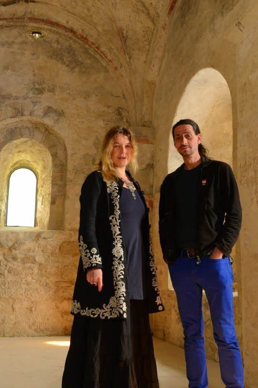 Festivalleiterin Susanne Ansorg und Musiker Robert Weinkauf aus Goseck in der Krypta der Gosecker Schlosskirche.