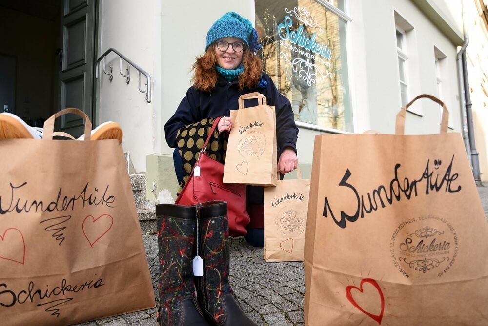 Mode für Zuhause: Beate Schneider versorgt ihre Kunden mit „Wundertüten“ und hält so Kontakt.